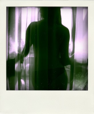 » #2/9 « / Polaroid in the window / Blog-Beitrag von <a href="https://strkng.com/de/fotograf/gian+luca+colombo/">Fotograf Gian Luca Colombo</a> / 05.05.2021 21:14