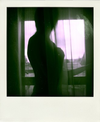 » #4/9 « / Polaroid in the window / Blog post by <a href="https://strkng.com/en/photographer/gian+luca+colombo/">Photographer Gian Luca Colombo</a> / 2021-05-05 21:14