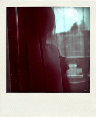 » #5/9 « / Polaroid in the window / Blog-Beitrag von <a href="https://strkng.com/de/fotograf/gian+luca+colombo/">Fotograf Gian Luca Colombo</a> / 05.05.2021 21:14