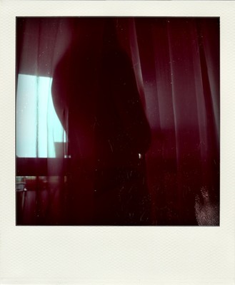 » #6/9 « / Polaroid in the window / Blog post by <a href="https://strkng.com/en/photographer/gian+luca+colombo/">Photographer Gian Luca Colombo</a> / 2021-05-05 21:14