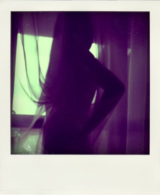 » #8/9 « / Polaroid in the window / Blog-Beitrag von <a href="https://strkng.com/de/fotograf/gian+luca+colombo/">Fotograf Gian Luca Colombo</a> / 05.05.2021 21:14