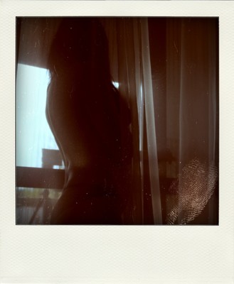 » #9/9 « / Polaroid in the window / Blog-Beitrag von <a href="https://strkng.com/de/fotograf/gian+luca+colombo/">Fotograf Gian Luca Colombo</a> / 05.05.2021 21:14