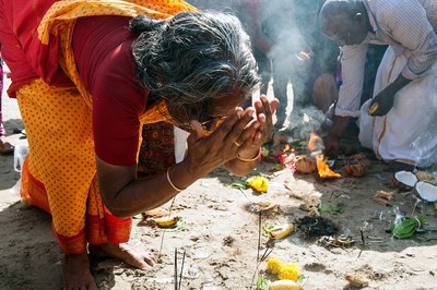 Ein kleines Gebet am Strand / Menschen / Religion,Gebet,Hinduismus