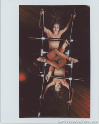 » #8/9 « / Double Exposures with Contortionist BendItLikeBirch / Blog-Beitrag von <a href="https://strkng.com/de/fotograf/curtis+joe+walker/">Fotograf Curtis Joe Walker</a> / 03.06.2021 03:41 / Instant-Film