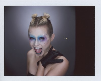 » #2/9 « / Fashion Beauty headshots with Katy / Blog-Beitrag von <a href="https://strkng.com/de/fotograf/curtis+joe+walker/">Fotograf Curtis Joe Walker</a> / 29.06.2021 02:45 / Mode / Beauty / fashion,beauty,makeup,editorial,pixie,instant film,mamiya rb67,scream,smile,laugh,mouth,glove,fp100c,fujifilm