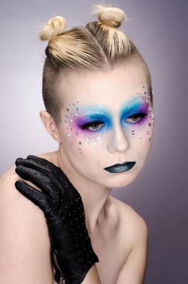 » #6/9 « / Fashion Beauty headshots with Katy / Blog-Beitrag von <a href="https://strkng.com/de/fotograf/curtis+joe+walker/">Fotograf Curtis Joe Walker</a> / 29.06.2021 02:45 / Mode / Beauty / fashion,beauty,eyes,makeup,model,gloves,woman,girl,emotion