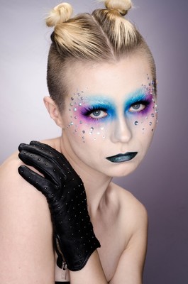 » #7/9 « / Fashion Beauty headshots with Katy / Blog-Beitrag von <a href="https://strkng.com/de/fotograf/curtis+joe+walker/">Fotograf Curtis Joe Walker</a> / 29.06.2021 02:45 / Mode / Beauty / makeup,face,portrait,beauty,glove,jewels,eyes,fashion