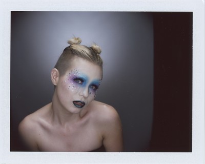 » #9/9 « / Fashion Beauty headshots with Katy / Blog-Beitrag von <a href="https://strkng.com/de/fotograf/curtis+joe+walker/">Fotograf Curtis Joe Walker</a> / 29.06.2021 02:45 / Mode / Beauty / mamiya rb67,makeup,model,fashion,film,beauty,pixie,face,portrait,instant film