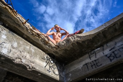 » #4/9 « / Ruins / Blog-Beitrag von <a href="https://curtisjoewalker.strkng.com/de/">Fotograf Curtis Joe Walker</a> / 27.11.2021 08:00 / Nude / urbex,nude,naked,model,outside,sky,concrete,ruins,tattoo,graffiti,blond