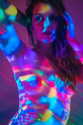 » #2/9 « / Color Projections / Blog-Beitrag von <a href="https://curtisjoewalker.strkng.com/de/">Fotograf Curtis Joe Walker</a> / 11.08.2022 03:26 / Nude / nude,colored light,portrait,nudemodel,nudeart