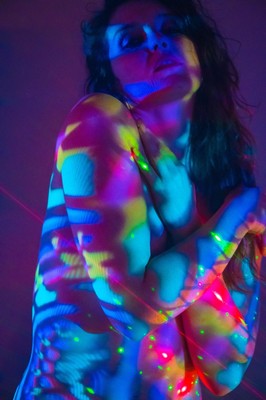 » #3/9 « / Color Projections / Blog-Beitrag von <a href="https://curtisjoewalker.strkng.com/de/">Fotograf Curtis Joe Walker</a> / 11.08.2022 03:26 / Portrait / glamour,nude,portrait,colored light