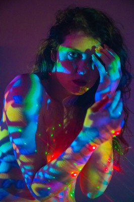 » #4/9 « / Color Projections / Blog-Beitrag von <a href="https://curtisjoewalker.strkng.com/de/">Fotograf Curtis Joe Walker</a> / 11.08.2022 03:26 / Portrait / nude,portrait,colored light