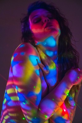 » #6/9 « / Color Projections / Blog post by <a href="https://curtisjoewalker.strkng.com/en/">Photographer Curtis Joe Walker</a> / 2022-08-11 03:26 / Mode / Beauty / colored light,portrait,glamour,beauty,projection