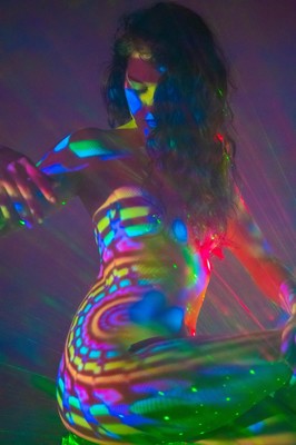 » #7/9 « / Color Projections / Blog post by <a href="https://strkng.com/en/photographer/curtis+joe+walker/">Photographer Curtis Joe Walker</a> / 2022-08-11 03:26 / Konzeptionell / colored light,nude,nudeart,nudemodel,nudeartphotography,fashion,beauty,glamour,pinup,surreal,psychedelic