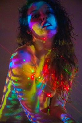 » #9/9 « / Color Projections / Blog post by <a href="https://curtisjoewalker.strkng.com/en/">Photographer Curtis Joe Walker</a> / 2022-08-11 03:26 / Portrait / colored light,nude,portrait,laser,projection,surreal,beauty,stained-glass,teeth,naked,lighting,glamour
