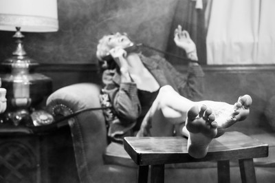 » #7/9 « / Smoking Fetish / Blog-Beitrag von <a href="https://strkng.com/de/fotograf/curtis+joe+walker/">Fotograf Curtis Joe Walker</a> / 29.03.2023 01:13 / Mode / Beauty / feet,barefoot,toes,soles,heels,legs,smiling,laughing,phone,cigarette