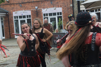 » #3/9 « / This Time! / Blog-Beitrag von <a href="https://strkng.com/de/fotograf/pete+jordan/">Fotograf Pete Jordan</a> / 14.09.2021 23:54 / Performance / dance,music,morris dancing,Lincoln