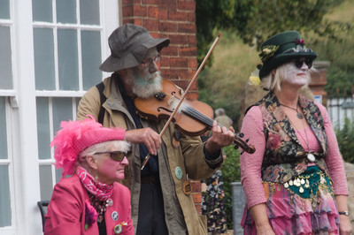 » #5/9 « / This Time! / Blog-Beitrag von <a href="https://strkng.com/de/fotograf/pete+jordan/">Fotograf Pete Jordan</a> / 14.09.2021 23:54 / Performance / dance,music,morris dancing,Lincoln