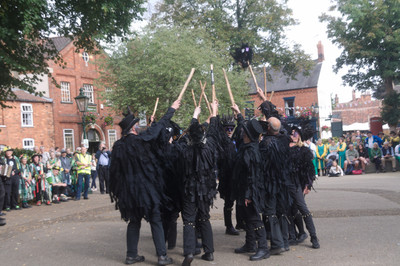 » #7/9 « / This Time! / Blog-Beitrag von <a href="https://strkng.com/de/fotograf/pete+jordan/">Fotograf Pete Jordan</a> / 14.09.2021 23:54 / Performance / dance,music,morris dancing,Lincoln