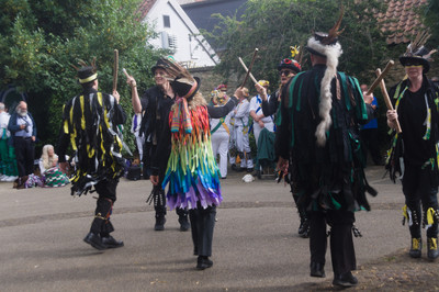 » #9/9 « / This Time! / Blog-Beitrag von <a href="https://strkng.com/de/fotograf/pete+jordan/">Fotograf Pete Jordan</a> / 14.09.2021 23:54 / Performance / dance,music,morris dancing,Lincoln