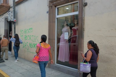 Women and Mannequins / Street / streetphotography,mexico,oaxaca,women,mannequins