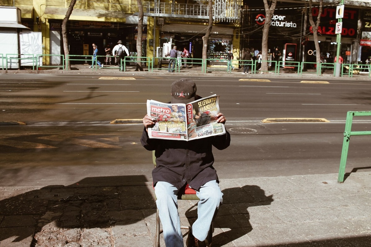 Newspaper reader / Street / streetphotography,streetlife,mexico
