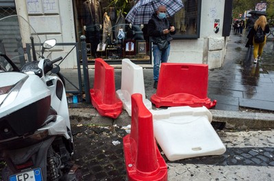 » #2/5 « / Urban geometry and umbrellas: a rainy day in Rome / Blog-Beitrag von <a href="https://strkng.com/de/fotografin/deborah+swain/">Fotografin Deborah Swain</a> / 04.11.2021 00:21 / Street / streetphotography,streetlife,streetsofrome,urban,cityscape