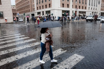 » #3/5 « / Urban geometry and umbrellas: a rainy day in Rome / Blog post by <a href="https://strkng.com/en/photographer/deborah+swain/">Photographer Deborah Swain</a> / 2021-11-04 00:21 / Street / streetphotography,streetlife,streetsofrome,urban,candid,tableau vivant