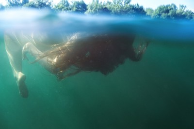 » #3/6 « / She floats within herself / Blog post by <a href="https://strkng.com/en/photographer/raphaellechner/">Photographer RaphaelLechner</a> / 2021-07-21 19:20 / Nude / nude,outdoor,underwater,conceptual