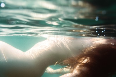 » #4/6 « / She floats within herself / Blog post by <a href="https://strkng.com/en/photographer/raphaellechner/">Photographer RaphaelLechner</a> / 2021-07-21 19:20 / Nude / nude,outdoor,underwater,conceptual