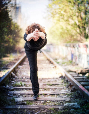 » #2/6 « / Geisterbahnhof Olympiapark / Blog post by <a href="https://strkng.com/en/model/maren+w-/">Model Maren W.</a> / 2022-04-20 18:48 / Menschen / Yoga,lostplace,schienen,bahnhof