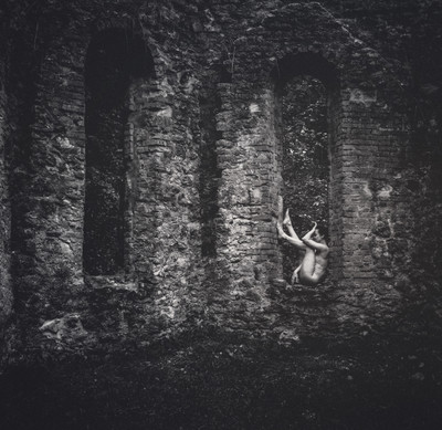 » #3/6 « / Uhlbergkapelle / Blog-Beitrag von <a href="https://strkng.com/de/model/maren+w-/">Model Maren W.</a> / 12.10.2022 07:23 / Fine Art / nudefineart,nude,fineartphotography,tfpmunich