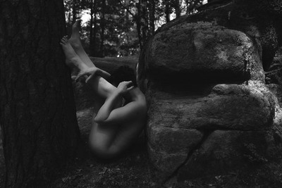 » #1/3 « / Blog post by <a href="https://strkng.com/en/model/maren+w-/">Model Maren W.</a> / 2023-07-15 08:07 / Fine Art / nude,nudefineart,nudephotography,nudeart,tfp,tfpmunich,naturebound,outdoorshooting,felsenundwald