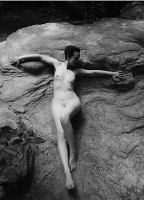 » #3/3 « / Blog-Beitrag von <a href="https://strkng.com/de/model/maren+w-/">Model Maren W.</a> / 15.07.2023 08:07 / Fine Art / Nude,nudephotography,nudefineart,fineart,blackandwhite,naturebound,tfp,tfpmunich,outdoorshooting