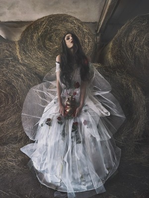 Village Bride / Konzeptionell / fashionphotography,surrealism,surrealismus,fairytale,fashioneditorial,fashionphotographer,upcyclingfashion,upcycling