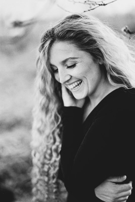 » #4/9 « / Lia ungeschminkt / Blog-Beitrag von <a href="https://strkng.com/de/fotograf/cristian+trippel/">Fotograf Cristian Trippel</a> / 25.03.2022 18:34 / Menschen / schwarzweiss,portrait,analog,ilfordhp5