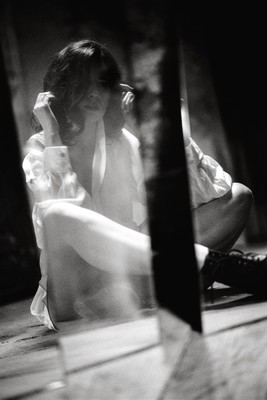 » #3/8 « / Saskia and the Mirror / Blog-Beitrag von <a href="https://strkng.com/de/fotograf/cristian+trippel/">Fotograf Cristian Trippel</a> / 10.04.2022 21:27 / Stimmungen