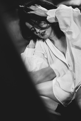 » #6/8 « / Saskia and the Mirror / Blog-Beitrag von <a href="https://strkng.com/de/fotograf/cristian+trippel/">Fotograf Cristian Trippel</a> / 10.04.2022 21:27 / Schwarz-weiss