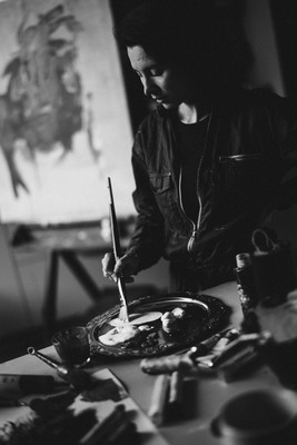 » #7/8 « / Mit Alena im Atelier / Blog post by <a href="https://strkng.com/en/photographer/cristian+trippel/">Photographer Cristian Trippel</a> / 2023-01-18 18:41 / Schwarz-weiss