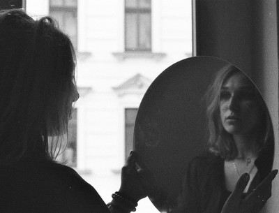 » #7/9 « / Mirror Mirror / Blog-Beitrag von <a href="https://strkng.com/de/fotograf/eldark+photography/">Fotograf ELDARK PHOTOGRAPHY</a> / 18.05.2022 12:45 / Schwarz-weiss