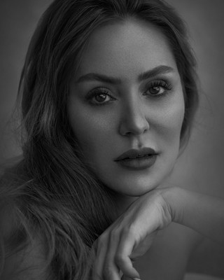 » #2/4 « / Portraits of naghmeh / Blog post by <a href="https://strkng.com/en/photographer/morteza+khobzi/">Photographer Morteza khobzi</a> / 2023-09-03 09:34 / Portrait / #Fineart #studioshot #dramaticportrait #blackandwhite