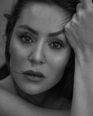 » #3/4 « / Portraits of naghmeh / Blog post by <a href="https://strkng.com/en/photographer/morteza+khobzi/">Photographer Morteza khobzi</a> / 2023-09-03 09:34 / Portrait / #Fineart #studioshot #dramaticportrait,#blackandwhite