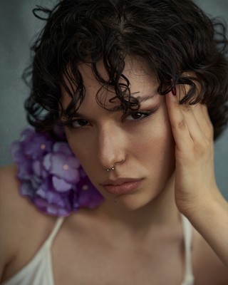 » #1/5 « / Portraits of Sara / Blog post by <a href="https://strkng.com/en/photographer/morteza+khobzi/">Photographer Morteza khobzi</a> / 2023-09-16 14:06 / Portrait