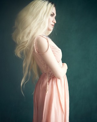 » #2/2 « / Untitled / Blog post by <a href="https://strkng.com/en/photographer/morteza+khobzi/">Photographer Morteza khobzi</a> / 2023-10-26 06:12 / Portrait / #portrait #Fineart #studioshoot #dramaticportrait