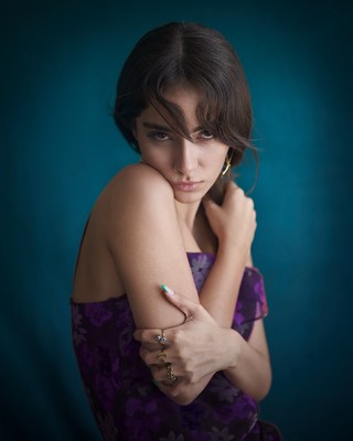 » #3/4 « / Untitled / Blog post by <a href="https://strkng.com/en/photographer/morteza+khobzi/">Photographer Morteza khobzi</a> / 2024-08-28 06:35 / Portrait / #portrait #Fineart#studioshot #dramaticportrait