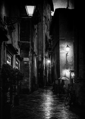 Regen in Lucca 2 / Street / streetphotography,woman,alone,Nacht,regen,Lucca,toskana,altstadt