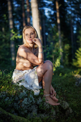 » #9/9 « / Jasmin at the cliff / Blog post by <a href="https://strkng.com/en/photographer/andreas-f/">Photographer Andreas_F</a> / 2024-09-22 22:15 / Nude