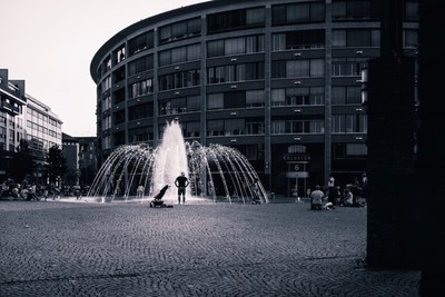 » #3/8 « / The Fontaine | Street / Blog post by <a href="https://strkng.com/en/photographer/bkiessli/">Photographer bkiessli</a> / 2022-06-26 12:33