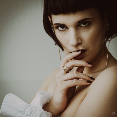 » #1/9 « / White Shirt / Blog-Beitrag von <a href="https://strkng.com/de/fotograf/swen+muenstermann/">Fotograf Swen Muenstermann</a> / 12.07.2025 14:12 / Portrait