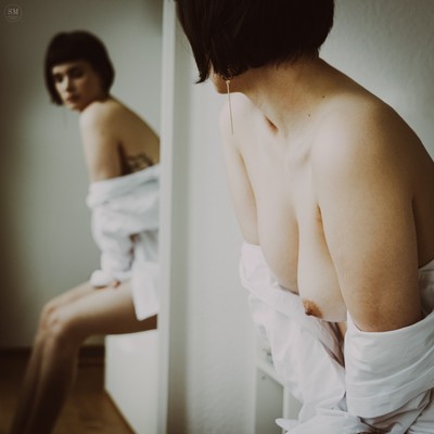 » #5/9 « / White Shirt / Blog-Beitrag von <a href="https://strkng.com/de/fotograf/swen+muenstermann/">Fotograf Swen Muenstermann</a> / 12.07.2025 14:12 / Nude